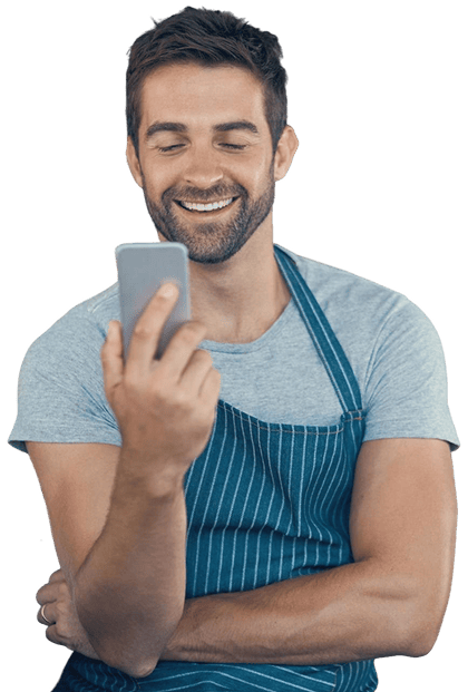 hombre-condelantal-mirando-celular.png Chatbot WhatsApp