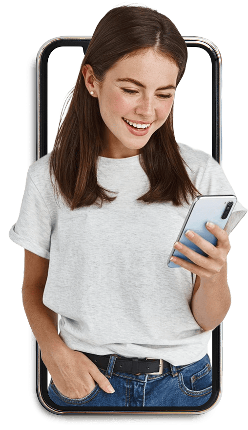 mujer-sonriente-con-celular.png Mujer usando smartphone con asistencia de herramientas de inteligencia artificial